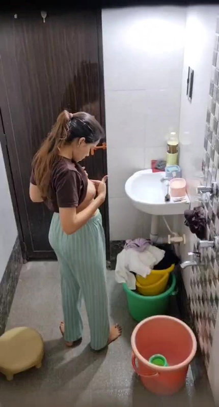 Neighbor girl boobs show before bathing
