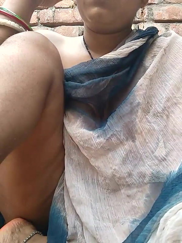 Vegan Bhabhi apni Choot ko Mooli khila rahi hai!