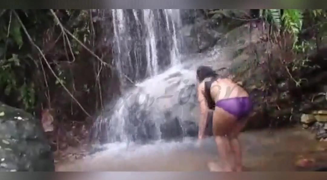 Desi Aunty Bathing Nude in Waterfalls