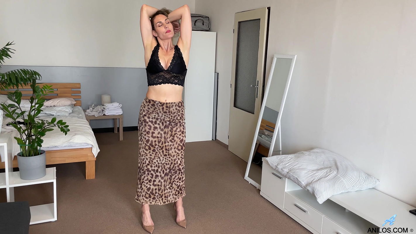 Anilos with Nikole Flowers in Queen