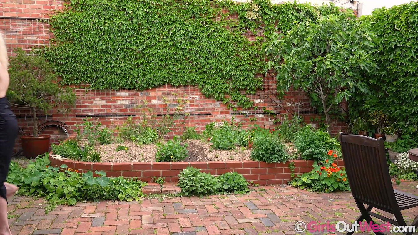 Girls Out West with Maya Bee, Ruby Tuesday & Hunny in Runaways