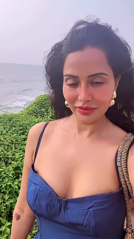 RAZIA AMPLE CLEAVAGE VIEW UUFFF