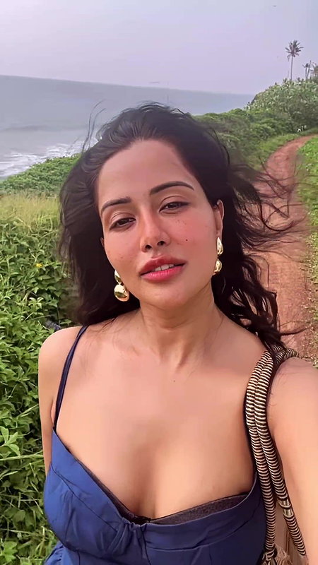 RAZIA AMPLE CLEAVAGE VIEW UUFFF