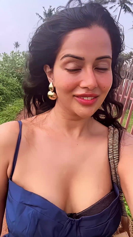 RAZIA AMPLE CLEAVAGE VIEW UUFFF