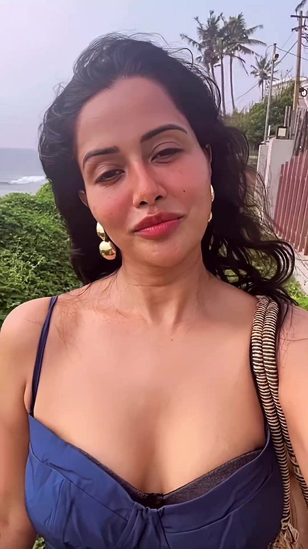 RAZIA AMPLE CLEAVAGE VIEW UUFFF