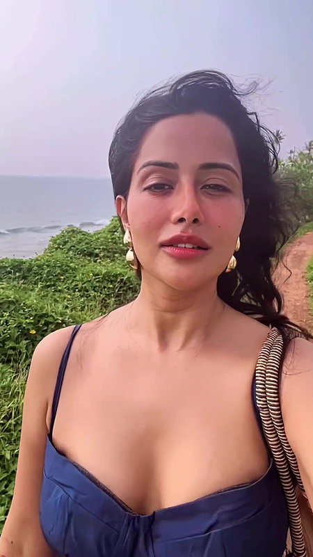 RAZIA AMPLE CLEAVAGE VIEW UUFFF
