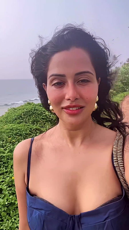 RAZIA AMPLE CLEAVAGE VIEW UUFFF