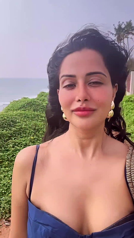RAZIA AMPLE CLEAVAGE VIEW UUFFF