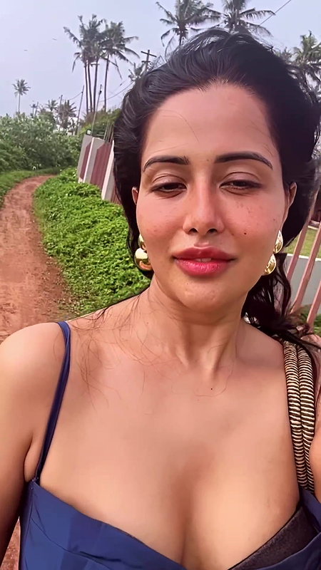 RAZIA AMPLE CLEAVAGE VIEW UUFFF
