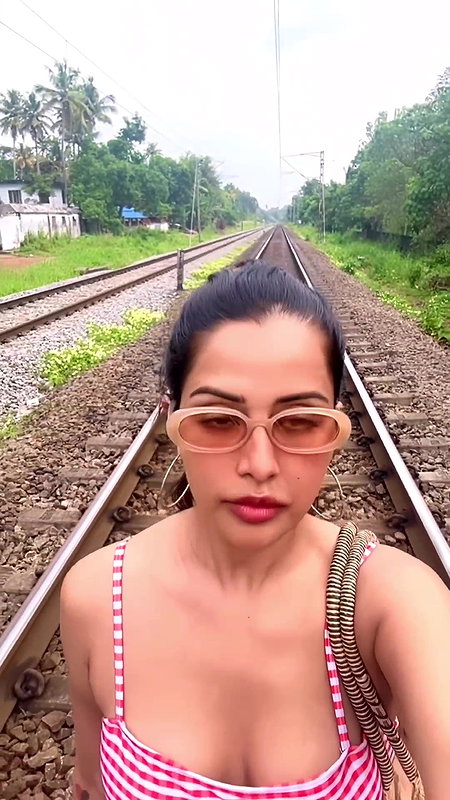 RAZIA HOTTIE BABE CUTE CLEAVAGE LUSTY VIEW