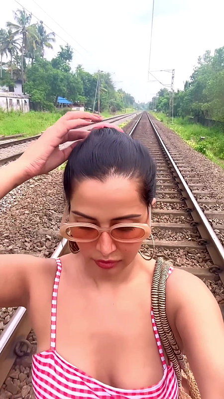RAZIA HOTTIE BABE CUTE CLEAVAGE LUSTY VIEW