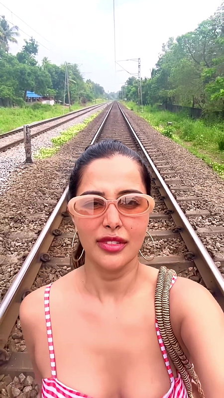 RAZIA HOTTIE BABE CUTE CLEAVAGE LUSTY VIEW