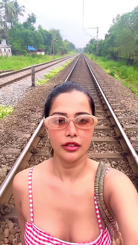 RAZIA HOTTIE BABE CUTE CLEAVAGE LUSTY VIEW