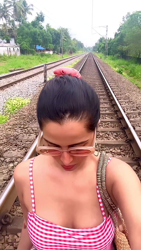 RAZIA HOTTIE BABE CUTE CLEAVAGE LUSTY VIEW