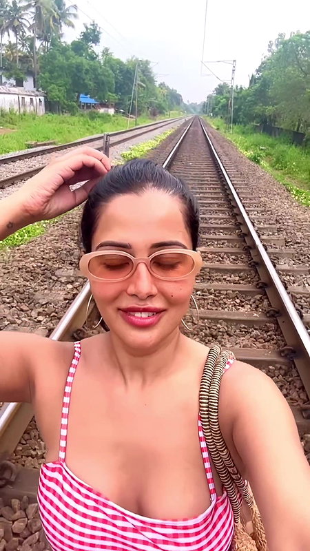 RAZIA HOTTIE BABE CUTE CLEAVAGE LUSTY VIEW
