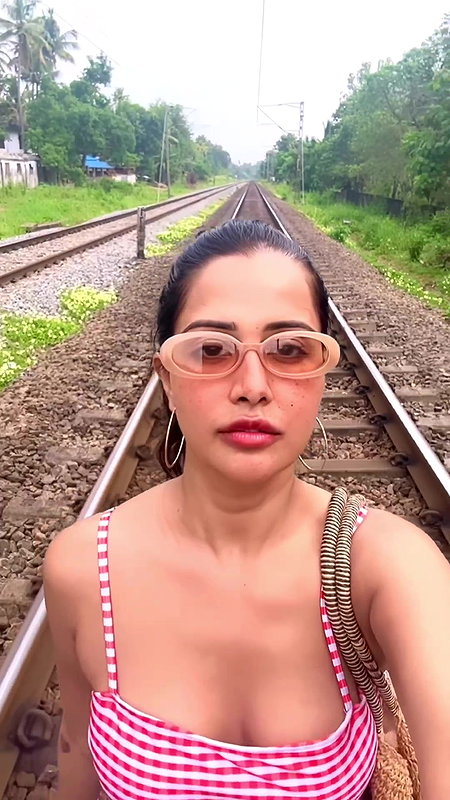 RAZIA HOTTIE BABE CUTE CLEAVAGE LUSTY VIEW