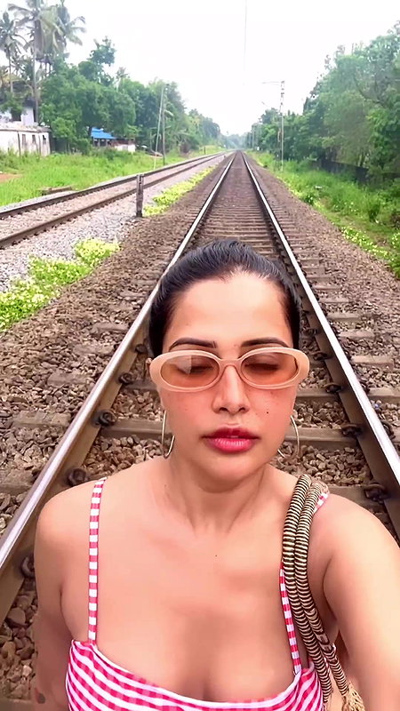 RAZIA HOTTIE BABE CUTE CLEAVAGE LUSTY VIEW