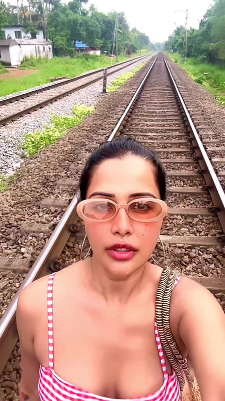 RAZIA HOTTIE BABE CUTE CLEAVAGE LUSTY VIEW