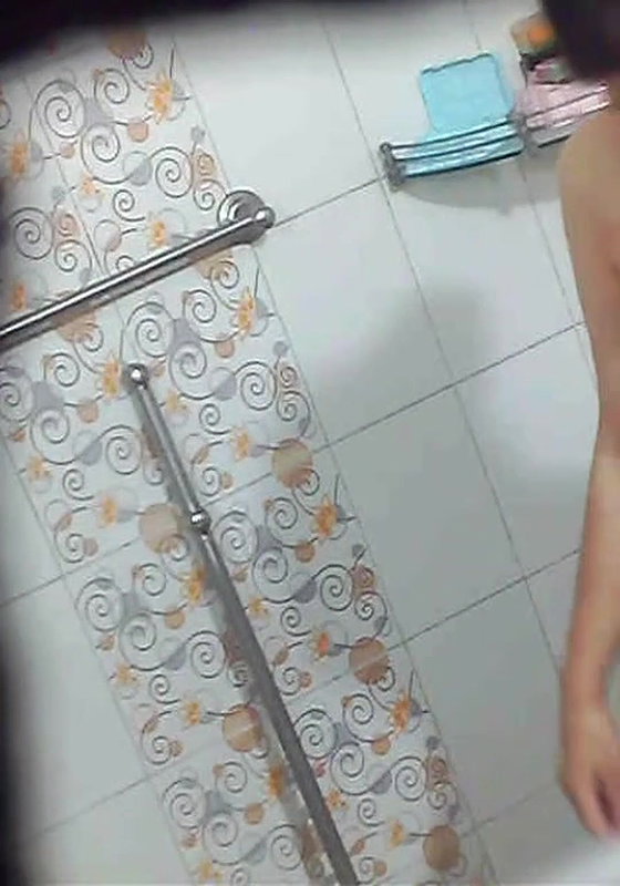 Hairy pussy MILF naked bath recorded by relative