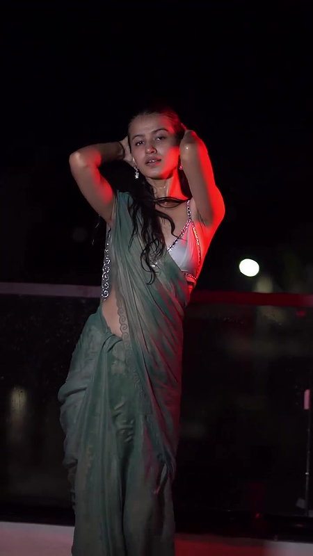 NIKI LALWANI SEDUCTIVE BEAUTY YUMMY IN WET SAREE UUFFF