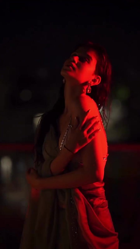 NIKI LALWANI SEDUCTIVE BEAUTY YUMMY IN WET SAREE UUFFF