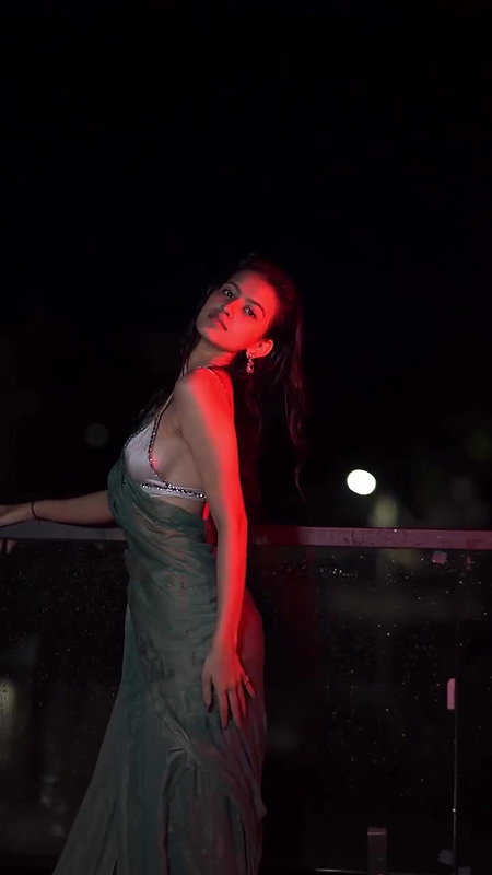 NIKI LALWANI SEDUCTIVE BEAUTY YUMMY IN WET SAREE UUFFF