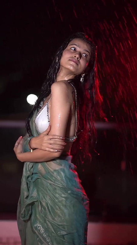 NIKI LALWANI SEDUCTIVE BEAUTY YUMMY IN WET SAREE UUFFF
