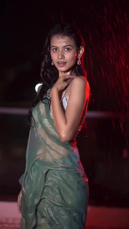 NIKI LALWANI SEDUCTIVE BEAUTY YUMMY IN WET SAREE UUFFF