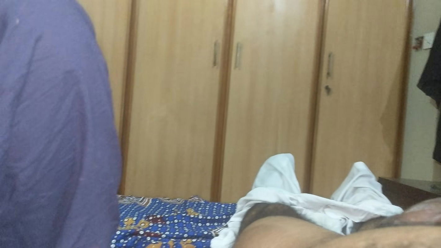 Aaj bandi nay oper beth kh Lun ko mazay diye