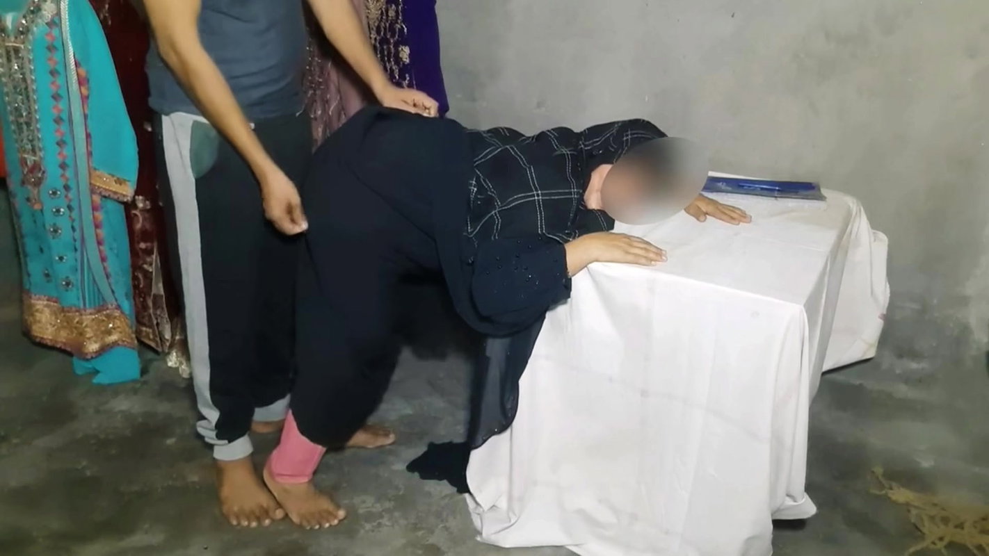 Desi indian Customer and shop owner sex, kapdon ki dukan me chudai, sex in cloth shop in hindi