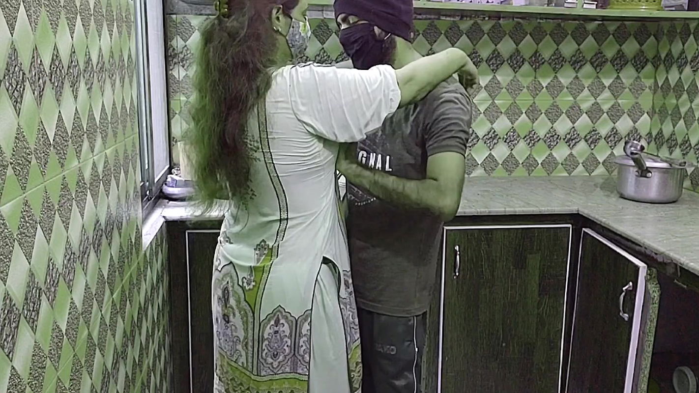 Indian Desi Aunty kitchen mai kam kr rahi thi pati ny a k Gand pakar li aur Bohat Chudai ki Gand phar d Hindi Audio Xxxxx Sex