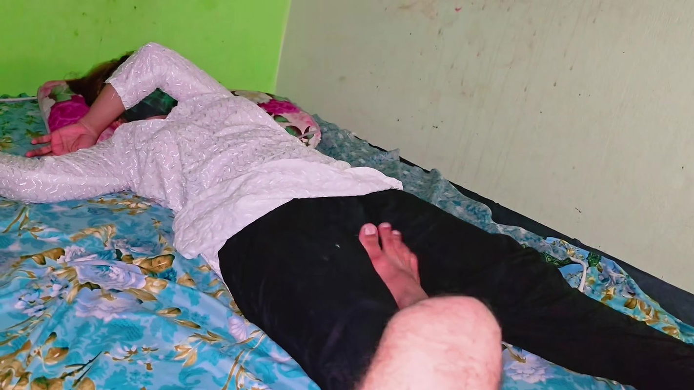 Soti Hoi Behan Ke Haath Mein Lora Diyaud83eudd75