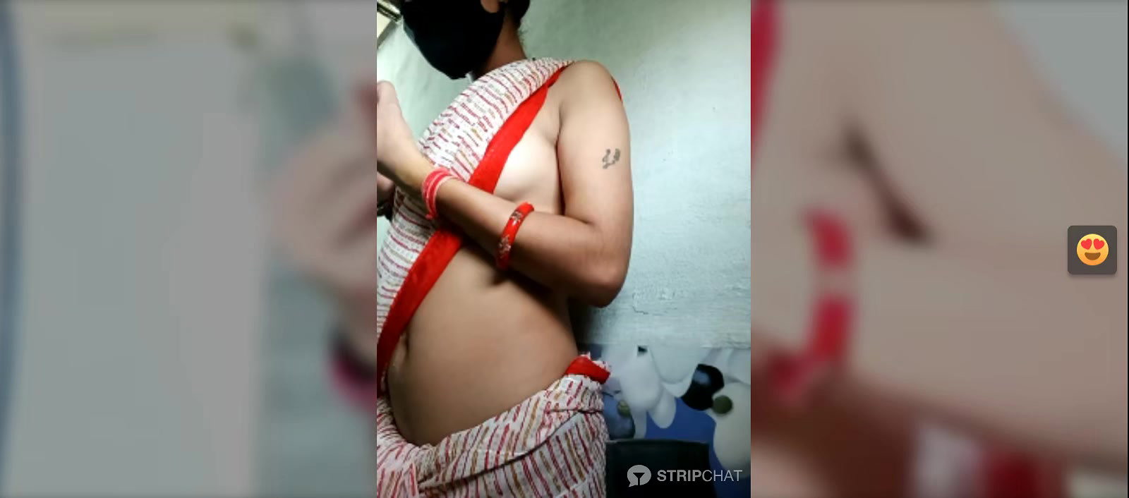 Bengali Bhabhi in saree without blouse showing boobs