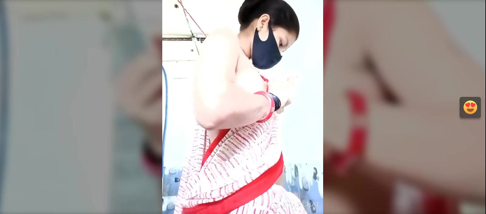 Bengali Bhabhi in saree without blouse showing boobs