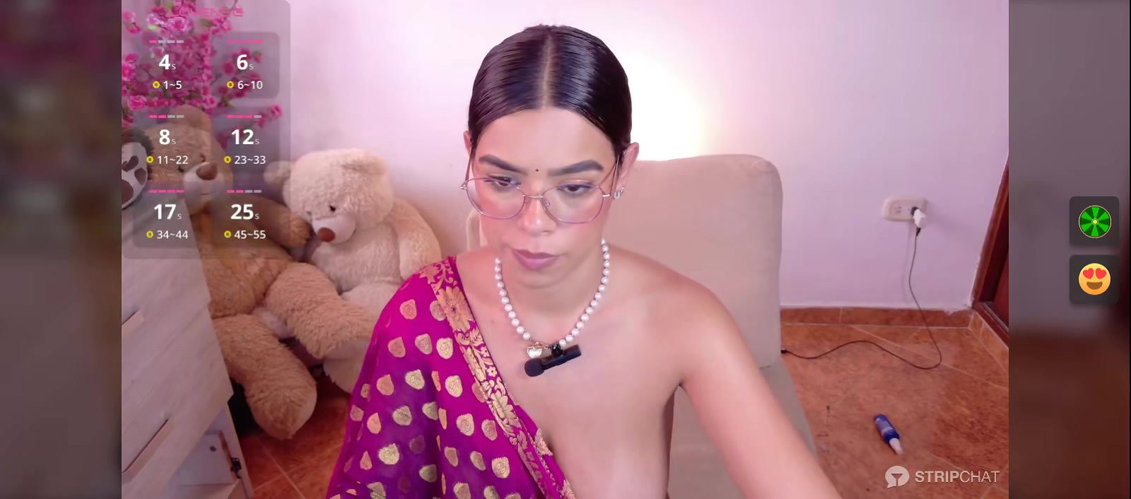 Horny babe in saree without blouse Exposing Boobs