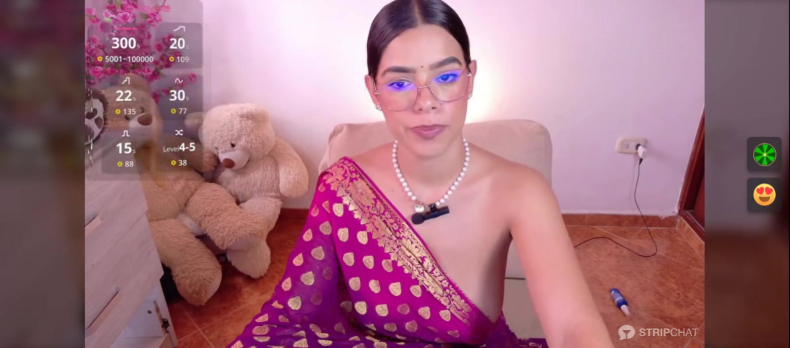 Horny babe in saree without blouse Exposing Boobs