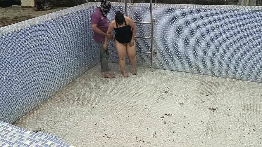Bhabi Fucking Pool Trainer at empty pool