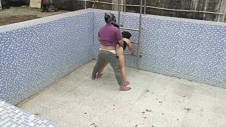 Bhabi Fucking Pool Trainer at empty pool