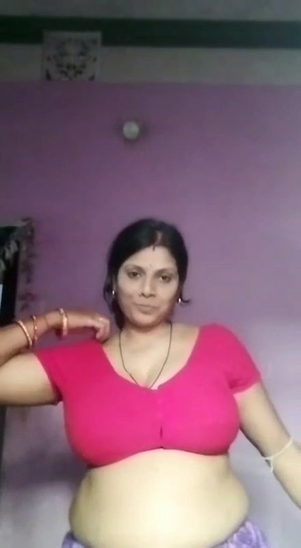 Desi aunty showing her boobs and pussy