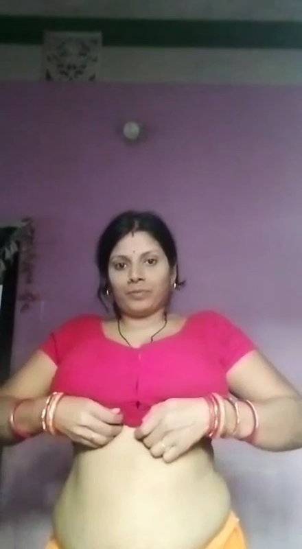 Desi aunty showing her boobs and pussy