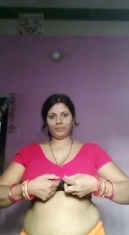 Desi aunty showing her boobs and pussy