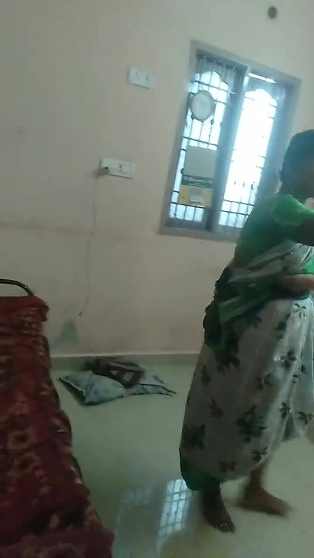 Slutty bhabhi in saree is ready for sex with client