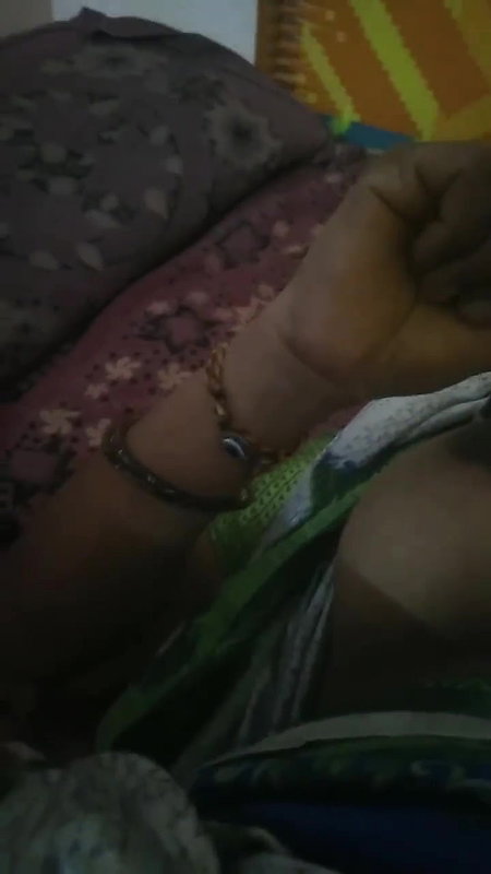 Slutty bhabhi in saree is ready for sex with client