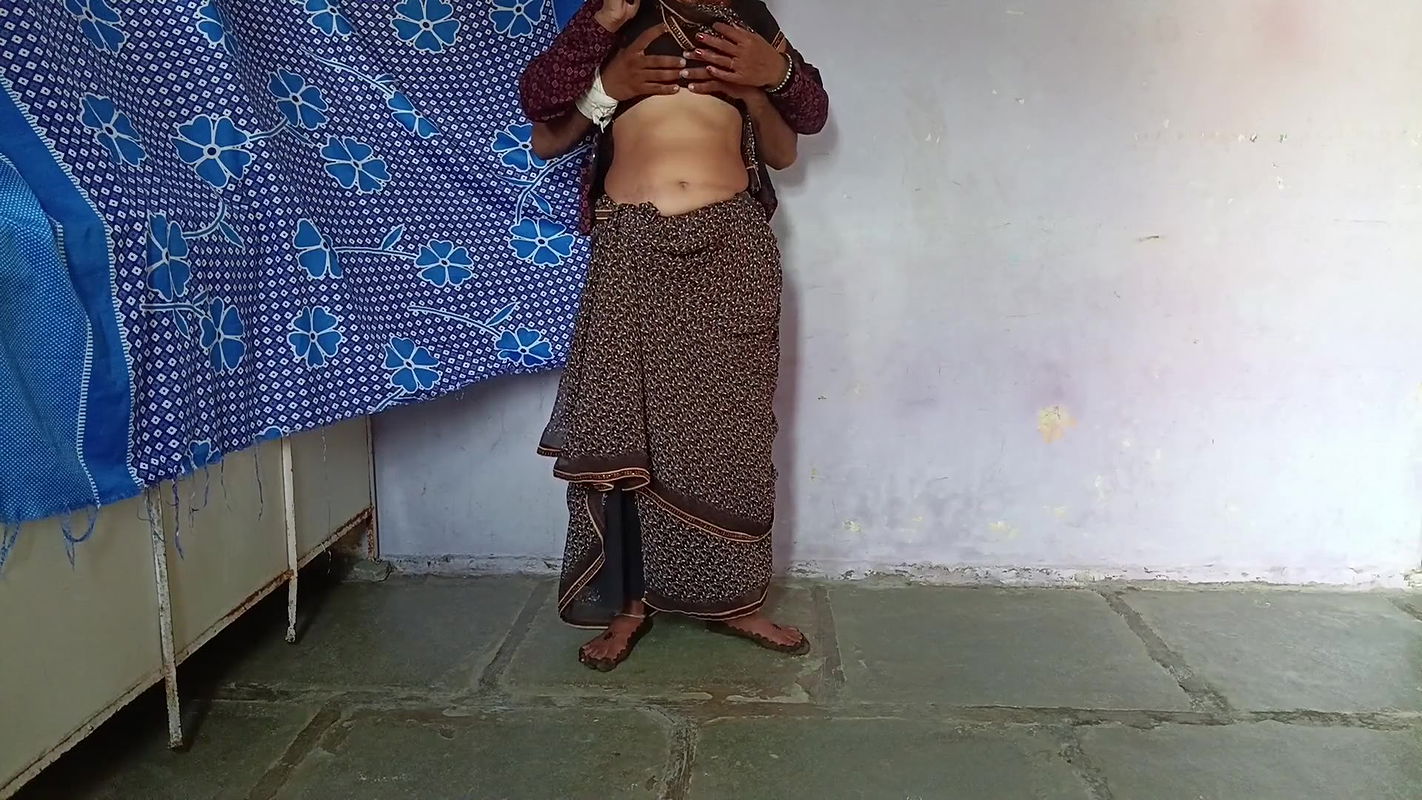 Chudak step sister opened a black saree and pressed her big boobs in the bra and was yearning for sex, today the step sister will have to be