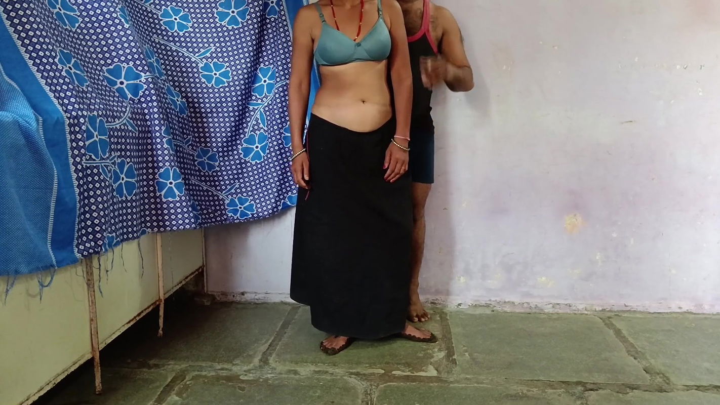 Chudak step sister opened a black saree and pressed her big boobs in the bra and was yearning for sex, today the step sister will have to be