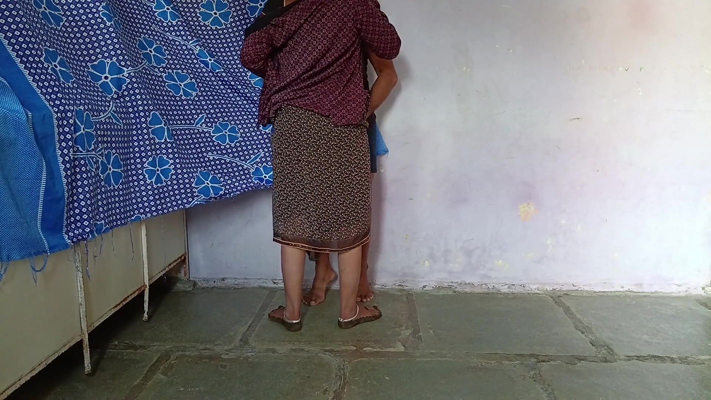 Chudak step sister opened a black saree and pressed her big boobs in the bra and was yearning for sex, today the step sister will have to be