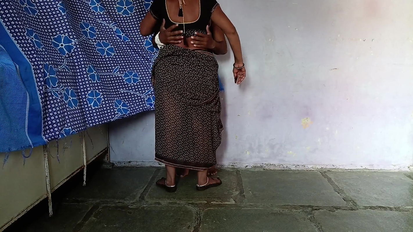 Chudak step sister opened a black saree and pressed her big boobs in the bra and was yearning for sex, today the step sister will have to be