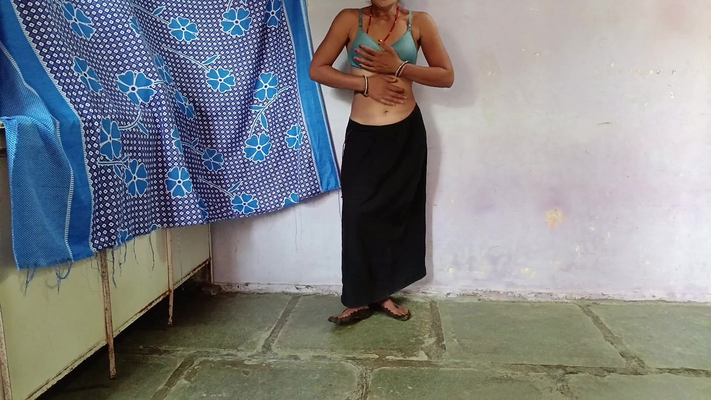 Chudak step sister opened a black saree and pressed her big boobs in the bra and was yearning for sex, today the step sister will have to be