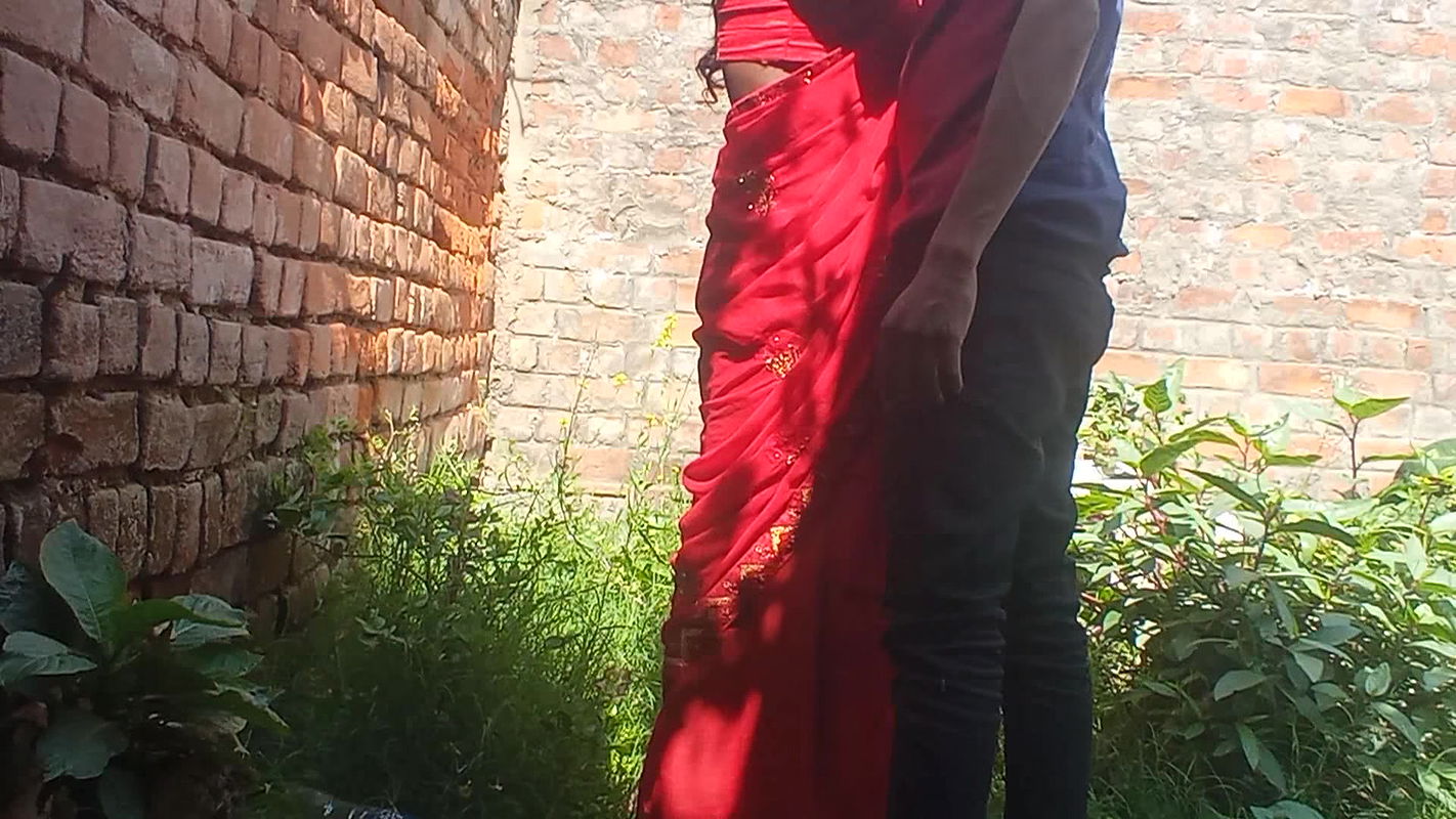 Indian bhabhi apne Aashiq ko ghar ke pichhe bulakar chudwai desi bhabhi outdoor hard-core sex