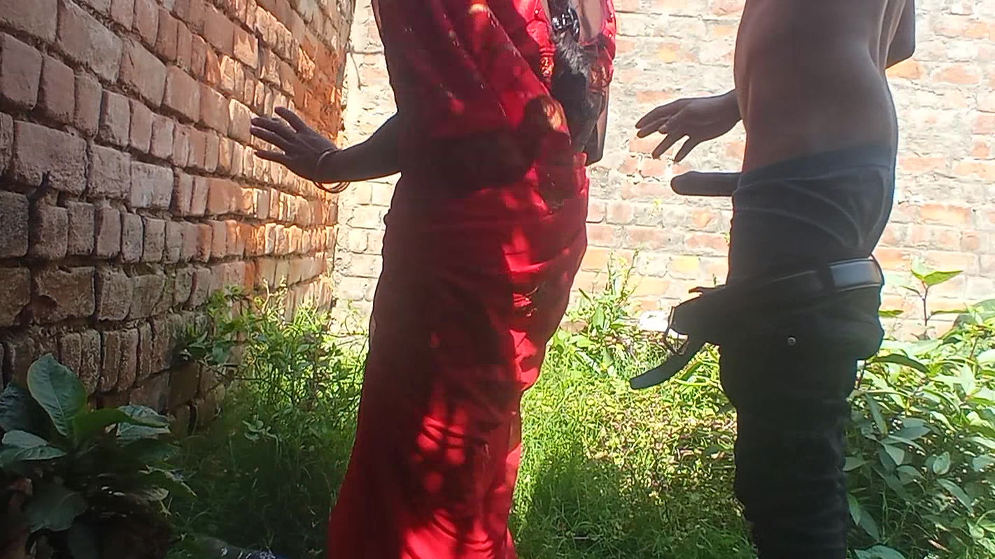 Indian bhabhi apne Aashiq ko ghar ke pichhe bulakar chudwai desi bhabhi outdoor hard-core sex